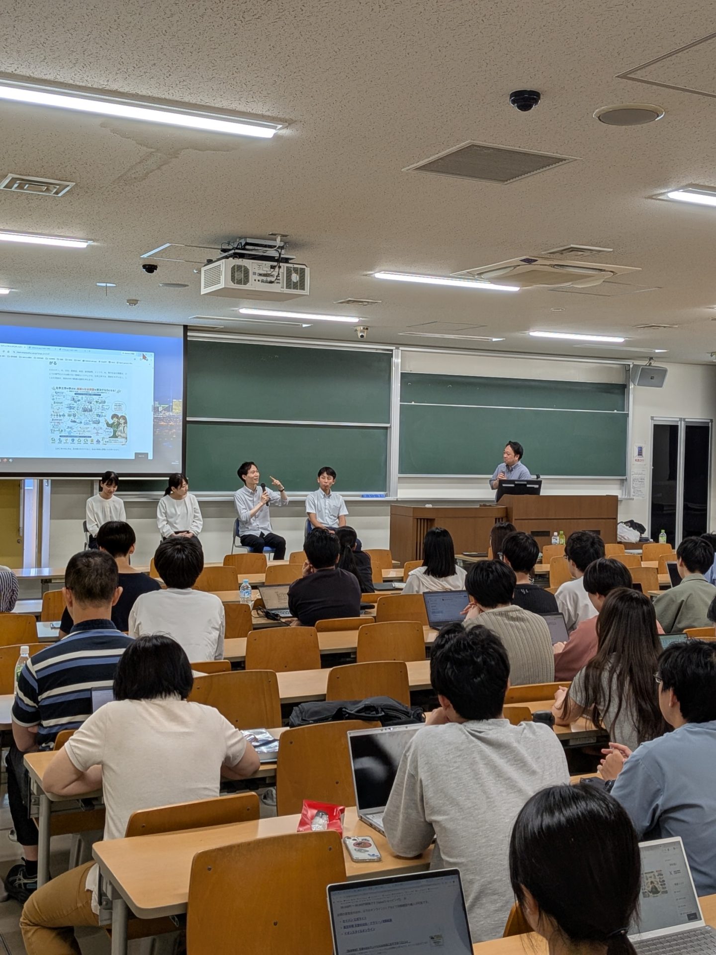卒業生交流会に参加する学生と卒業生の様子